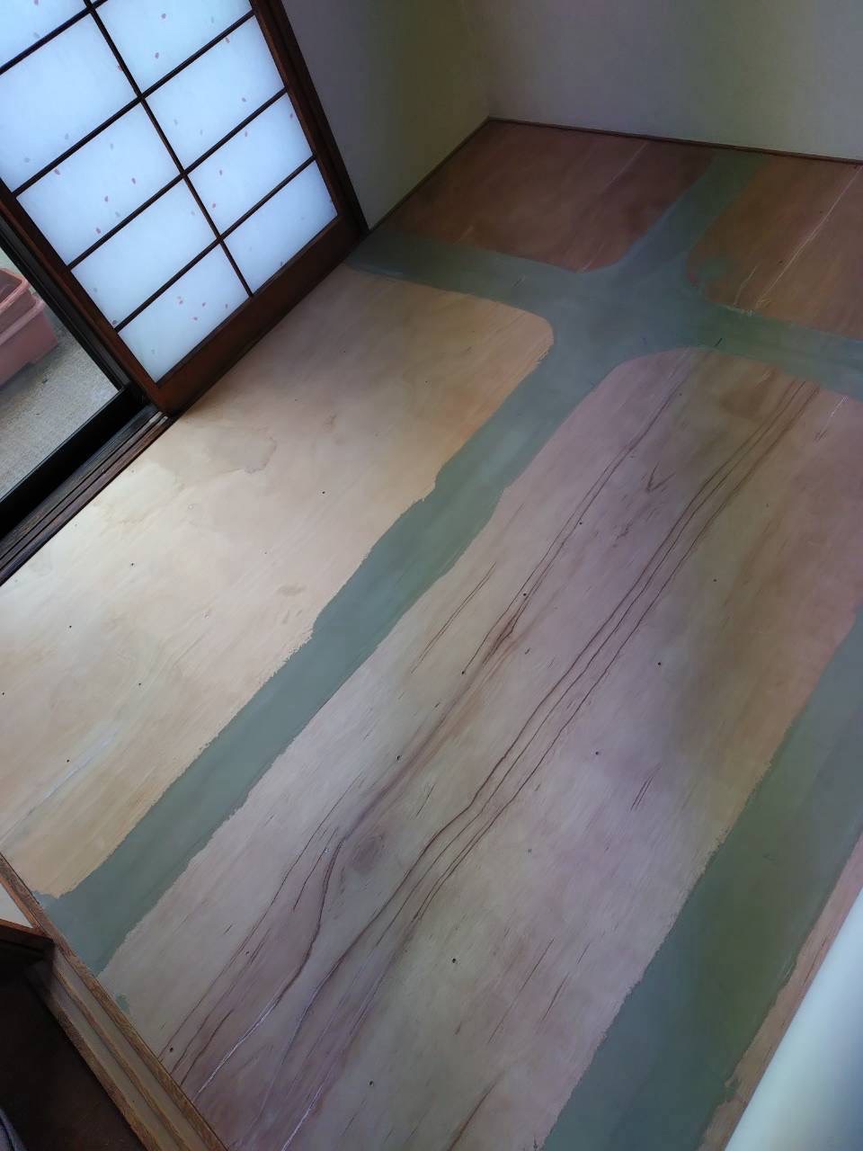 畳を撤去した後、床面の細かな凹凸や段差をパテで丁寧にならし、フラットな下地を作ることで仕上がりのクオリティを高めています。