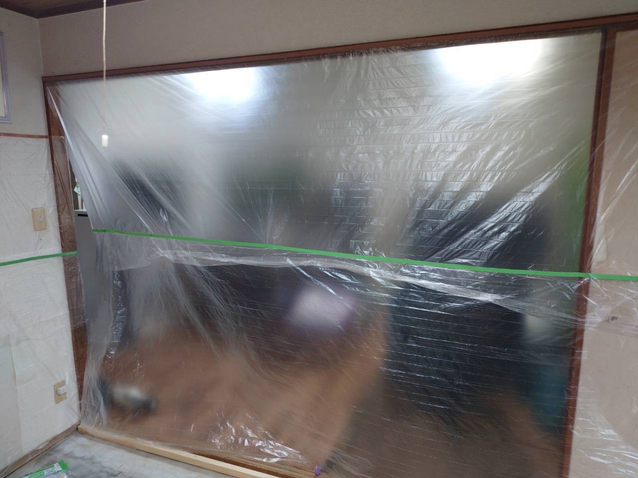 施工中の汚れや傷を防ぐため、養生はマスカーテープを使用してしっかりと保護。周囲の壁や建具を傷めない丁寧な作業を徹底しています。