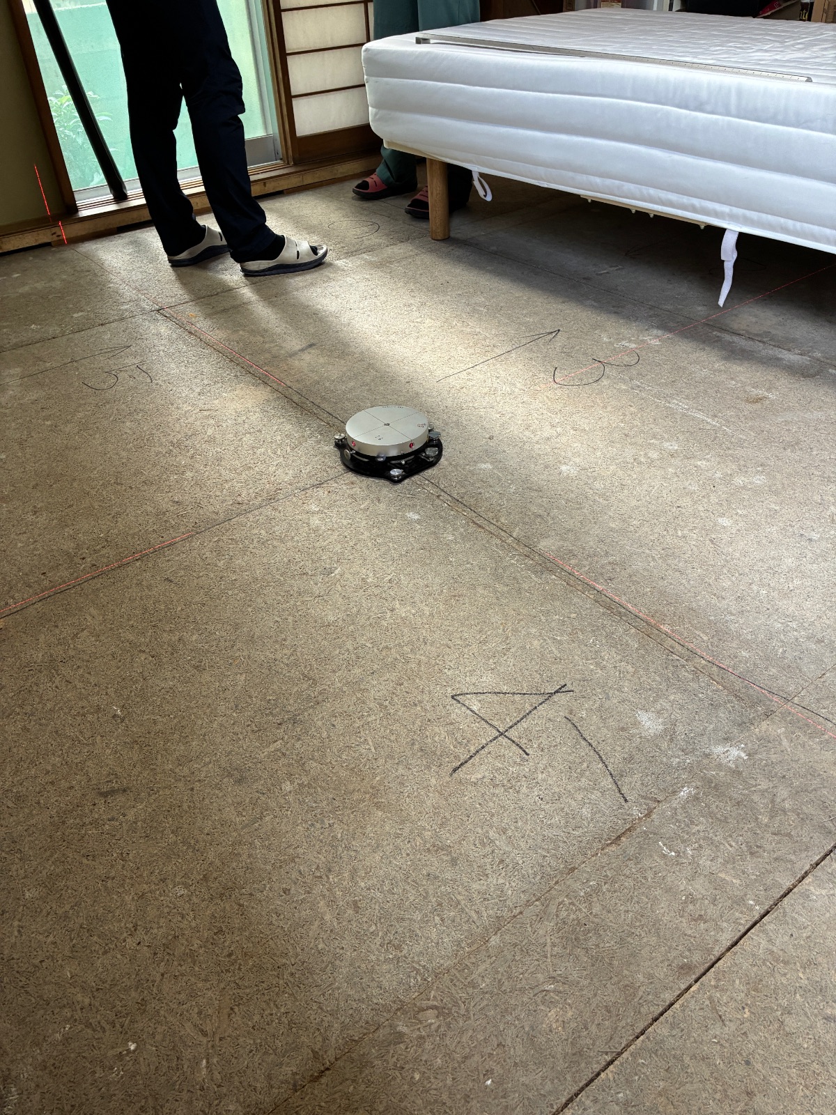 レーザー測定器を使って各畳のサイズを正確に計測。和室は部屋ごとに寸法が異なるため、一枚一枚丁寧に数値を確認します。